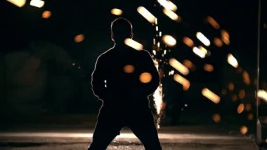 Gece kandırma, adam atlar ve bir tekme havada ayağıyla yapar.