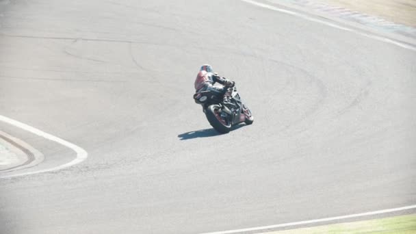 Два мотоциклиста в гонке, поворот налево, замедленная съемка — стоковое видео