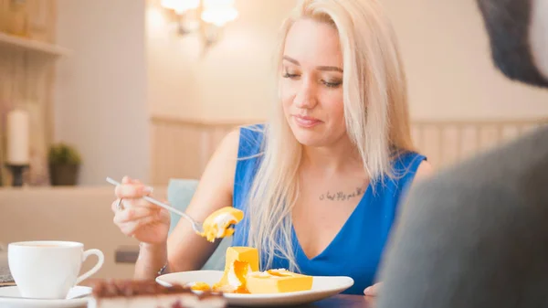 Famale äta desserter på ett café, rendezvous romantiska — Stockfoto