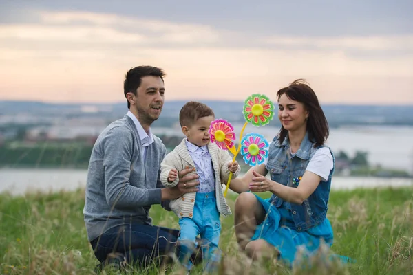 Retrato de una familia de tres en la colina de la tarde —  Fotos de Stock