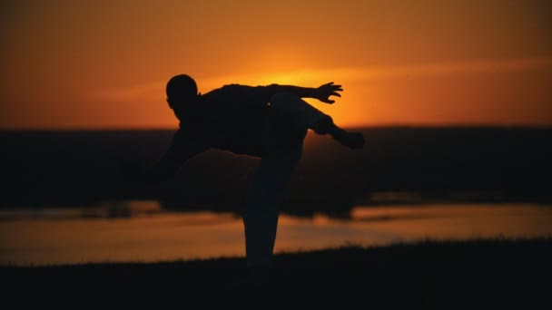 Artes marciales capoeira, salto acrobático mano a pie, puesta de sol, cámara lenta — Vídeos de Stock