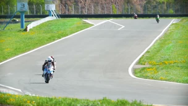 Motociclistas fuera del turno e ir a la pista, la carrera, en cámara lenta — Vídeos de Stock