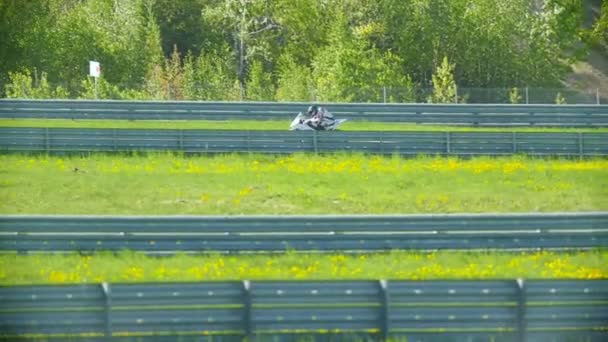 Motociclista monta en una pista curva — Vídeo de stock