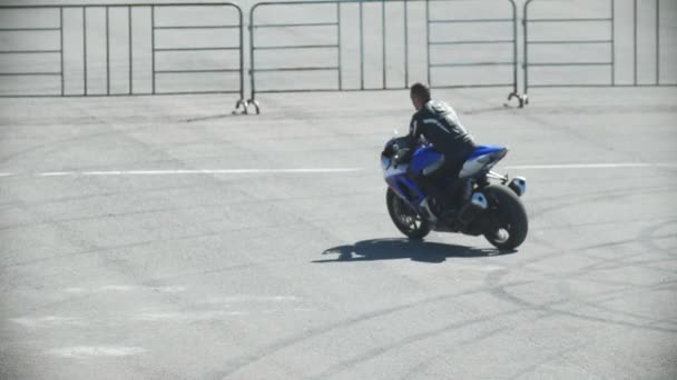 Homem Montando Uma Motocicleta Azul Câmera Lenta Telefoto Tiro — Vídeo de Stock