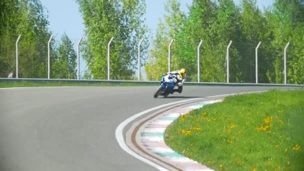 The motorcyclist rides a turn, slow-motion — Stock Video