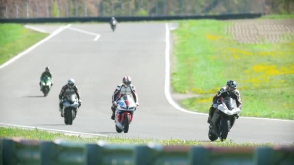 Seis motociclistas na pista de corrida, câmera lenta — Vídeo de Stock