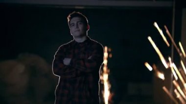 Bir adam sparks arka plan üzerinde değirmeni duruyor.