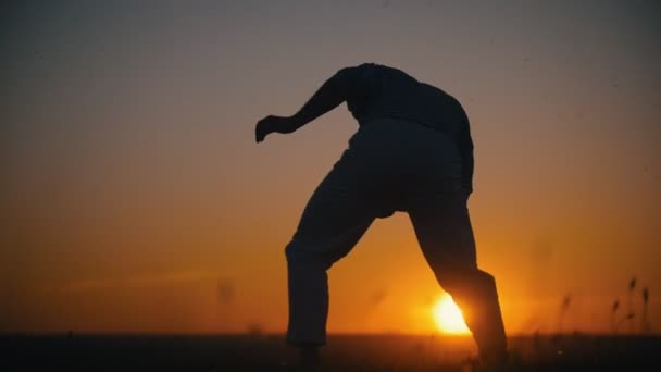 Stíhací provádí akrobatické kousky, venkovní školení, letní západ slunce, pomalý pohyb — Stock video