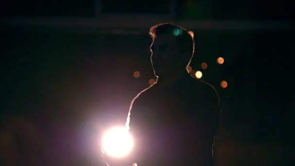 Ένας άνθρωπος αλλάζει τα πόδια του σε ένα άλμα, τα φώτα της πόλης τη νύχτα, αργή κίνηση — Αρχείο Βίντεο