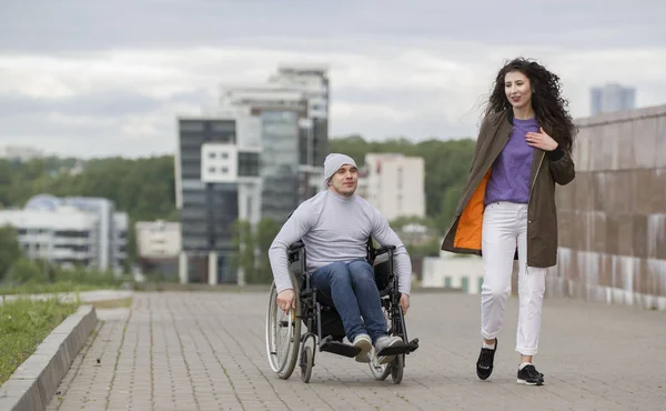 Щаслива Пара Молодий Чоловік Інвалідному Візку Молодою Жінкою Насолоджуючись Заходом — стокове фото