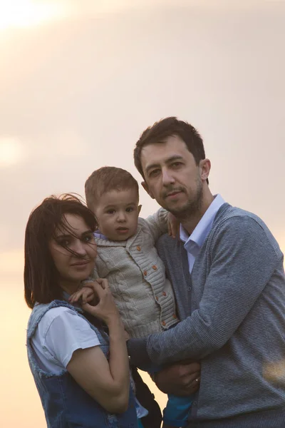 Portrait d'une famille de trois personnes à la colline du soir — Photo