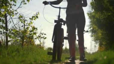 Yeşil ağaç dalları, kız yürümek Bisikletler, yeşil ağaç, güneşli yaz gün