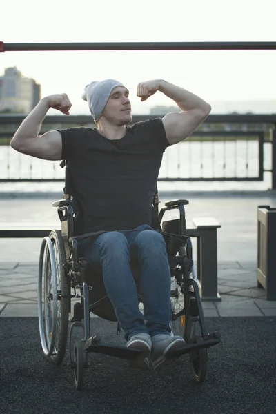 М'язистий інвалід в інвалідному кріслі перед поперечиною на відкритому повітрі — стокове фото