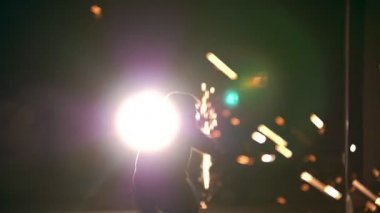 Erkek acrobat değirmeni arasında gece dövüş sanatları hileler gerçekleştirmeyi kıvılcım