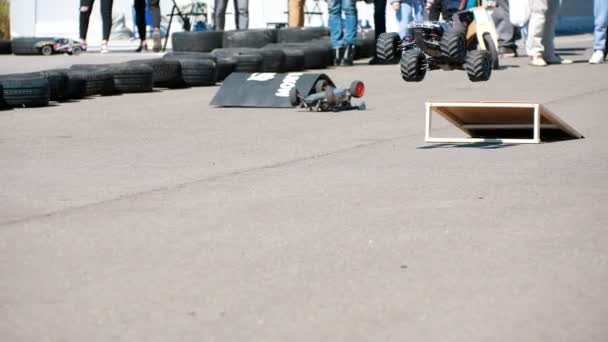 KAZAN, RUSIA - 26 DE MAYO DE 2018: Inauguración de la temporada Moto Kazanring Canyon - Carreras de coches controlados por radio en la pista — Vídeos de Stock