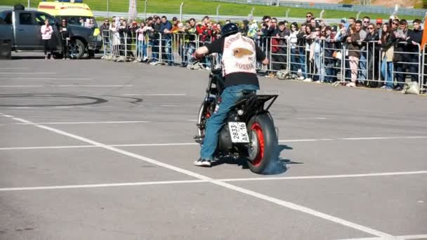 Kazan, Federacja Rosyjska - 26 maja 2018: Otwarcie Moto sezon Kazanring Canyon - profesjonalny rowerzysta na motocykl w miejscu — Wideo stockowe