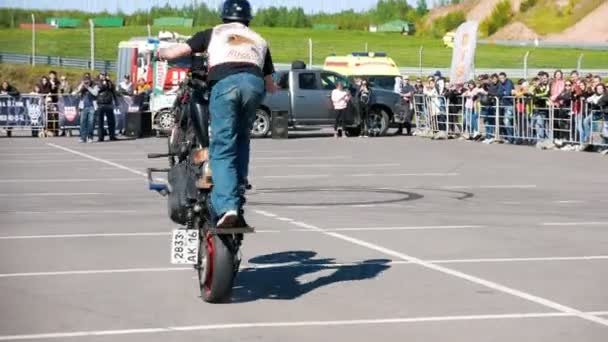 Kazan, Ryssland - 26 maj 2018: Öppning Moto säsong Kazanring Canyon - professionell MC stunt visar tricks på motorcykel på platsen — Stockvideo