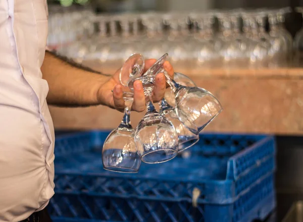Барменна рука тримає багато келихів для вина — стокове фото