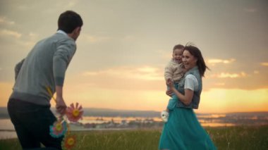 Gün batımında - yavaş hareket açık yürüyüş bir çocuk ile eş