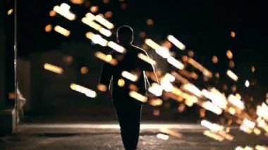 Uçan kıvılcımlar arasında değirmeni geceleri yürüyen adam ağır çekim