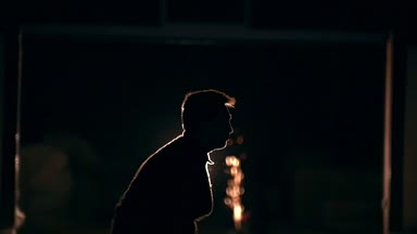 Gece kandırma, adam atlar ve bir tekme havada ayağıyla yapar.