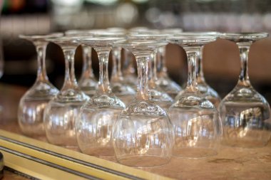 Çok ters şarap gözlük standları çubuğu'nda sayaç