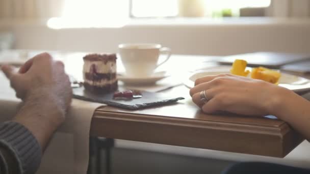 Glad man och kvinna njuter gratis tid samtalen och tar desserter på café — Stockvideo