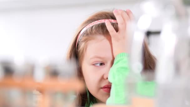 Retrato de una niña sonriendo escondiendo su cara con la mano en el estudio — Vídeos de Stock