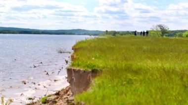 Üstünde belgili tanımlık tepe, Nehri üzerinde uçan kırlangıç çekip arkadaş grubu