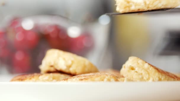 Panquecas fritas de queijo de casa de campo põem em uma chapa — Vídeo de Stock