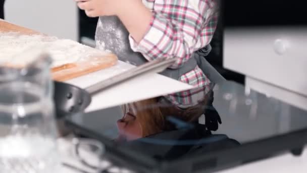 Rukou holčička hraje s moukou na stůl — Stock video