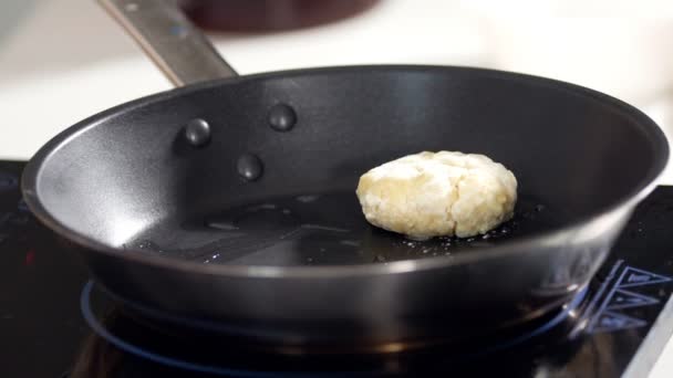 Female hand lays out pancakes from cottage cheese in frying pan — Stock Video