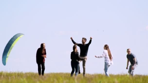 Jonge happy vrienden plezier in zomer veld door vliegen varen — Stockvideo