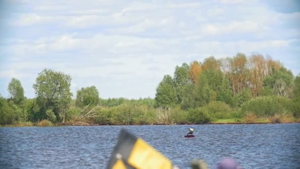 Muž jízda na kiteboardu na široké řece — Stock video