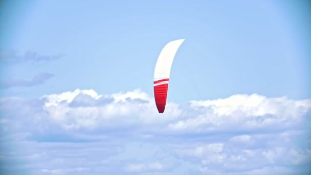 Flygande segel för kite boarding i molnigt himlen — Stockvideo