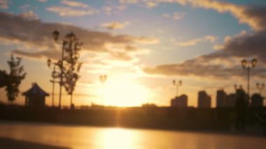 Tekerlekli sandalye günbatımında rıhtım ile yürüme engelli bir kadın ile bakım adam