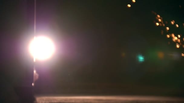 Tricher le sport - l'homme joue des tours acrobatiques devant des étincelles lumineuses - ralenti 