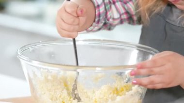 Küçük kız baker tat kurabiye hamuru