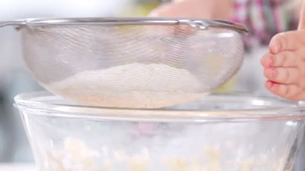 Liten flicka baker lägger mjöl till degen för cheesecakes — Stockvideo