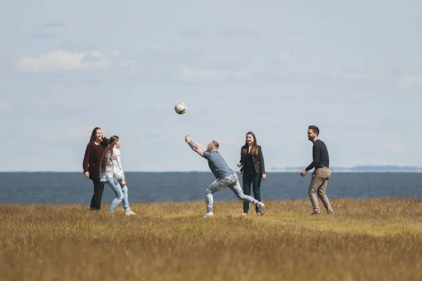 Група молодих друзів, які грають в ігри на відкритому повітрі на пагорбі — стокове фото