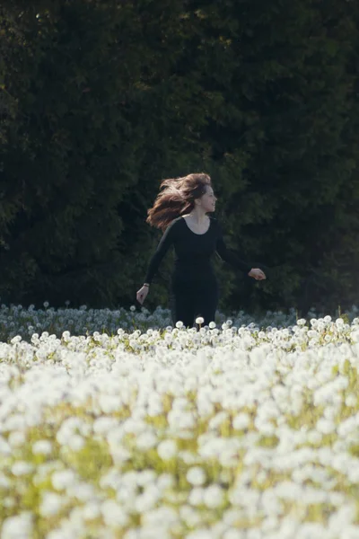 Giovane Donna Felice Che Corre Campo Denti Leone Nella Giornata — Foto Stock