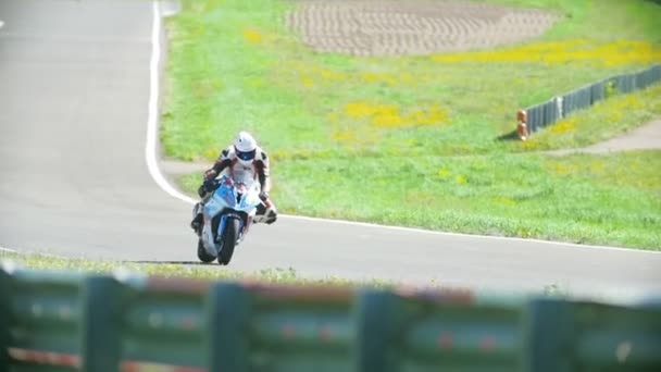 Il motociclista corre in pista, da vicino, al rallentatore — Video Stock