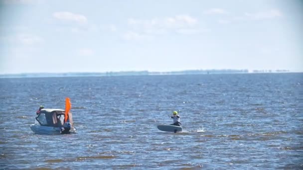 Homme kitesurfer se déplaçant sur la surface de l'eau sur le kiteboard — Video