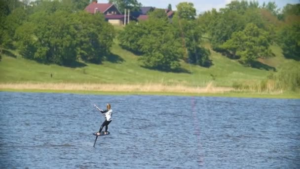 Junge Kitesurferin Bewegt Sich Auf Dem Fluss Auf Dem Kiteboard — Stockvideo