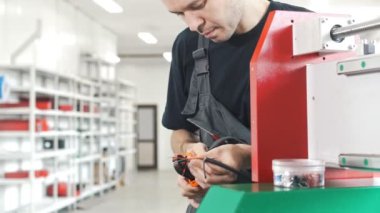 Elektrikçi tulum içinde bitki enerji paneli ve makine ekipmanları ile çalışma