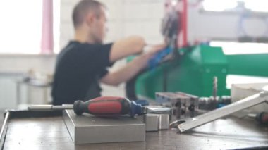 Vidalama ve test etme donanımları, de-odaklı sigorta kutusuna eller elektrikçi mühendisi