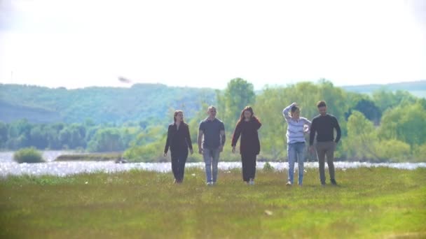 Grupo de amigos caminhando ao ar livre no campo de verão e conversando — Vídeo de Stock
