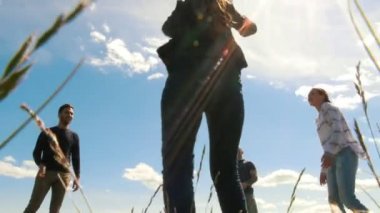 Genç arkadaşlar açık havada topla oynamayı çim ile