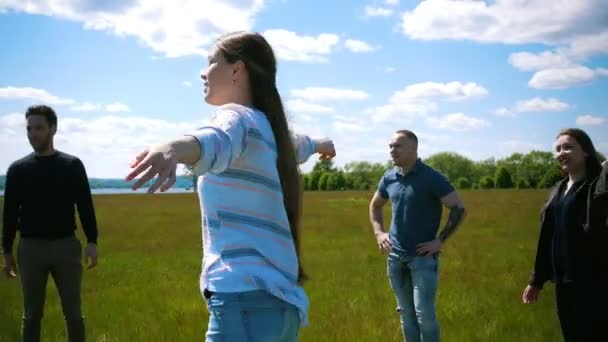 Groep jonge vrienden lopen op het veld en hebben leuke tijd in de natuur — Stockvideo