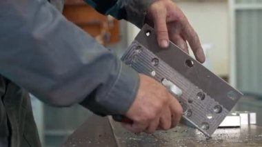 Eller çalışma erkek metal gövde bir sıyırıcı biler.